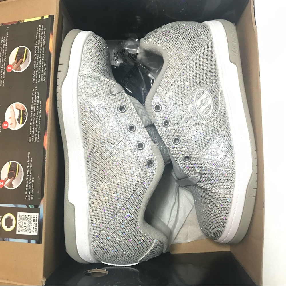 NWT Women’s 6 Heelys Shoes Sneakers Style 770973H Silver Disco Glitter Athletic